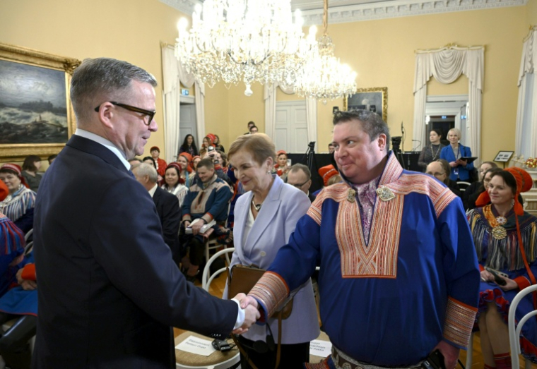 Le Premier ministre finlandais Petteri Orpo, à gauche, serre la main du président par intérim du Parlement Sami, Tuomas Aslak Juuso, à Helsinki, le 4 décembre 2025, en Finlande ( Lehtikuva / Markku Ulander )