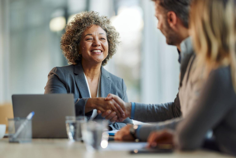 Constituer un dossier de prêt complet contribue à prouver votre fiabilité et votre sérieux à l’organisme prêteur.
