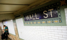 PHOTO DE FICHIER : Une personne attend sur le quai du métro de Wall Street dans le quartier financier de Manhattan, à New York
