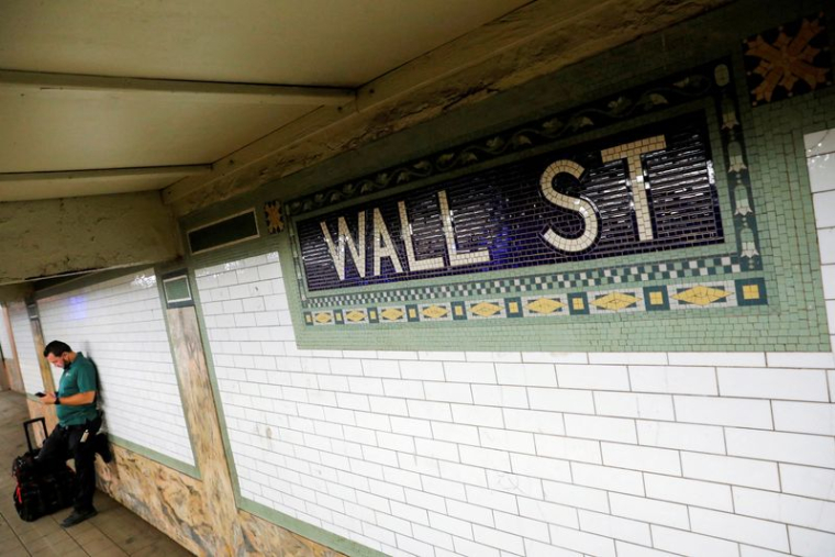 PHOTO DE FICHIER : Une personne attend sur le quai du métro de Wall Street dans le quartier financier de Manhattan, à New York