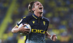 En Espagne, il provoque l'expulsion d'un joueur en... lui donnant un baiser