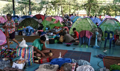 Des habitants déplacés dans un centre d'hébergement de la province de Surin, le 11 décembre 2025 en Thaïlande, lors d'affrontements à la frontière avec le Cambodge ( AFP / Lillian SUWANRUMPHA )