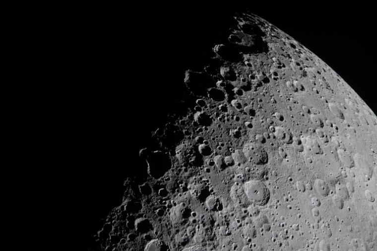 Cette image diffusée le 7 avril 2026 par la NASA montre une portion de la Lune apparaissant au niveau du terminateur – la limite entre le jour et la nuit lunaires – depuis le vaisseau spatial Orion le 6 avril 2026 ( NASA / Handout )