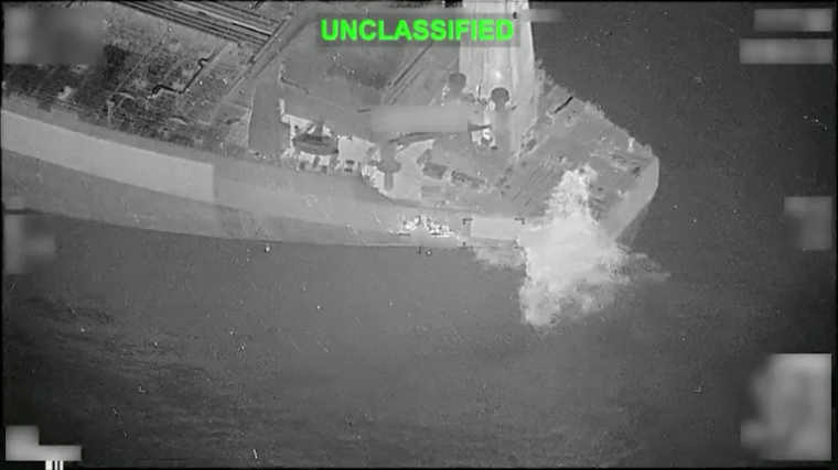 Capture d'écran réalisée le 3 juin 2026 à partir d'une vidéo publiée par le Commandement central américain le 2 juin 2026 montrant selon l'armée américaine une frappe de missile menée par ses forces contre un pétrolier battant pavillon botswanais qui tentait de se diriger vers un port iranien ( US Central Command Public Affairs / - )