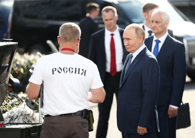 Le président russe Vladimir Poutine visite une usine de production de drones à Saint-Pétersbourg