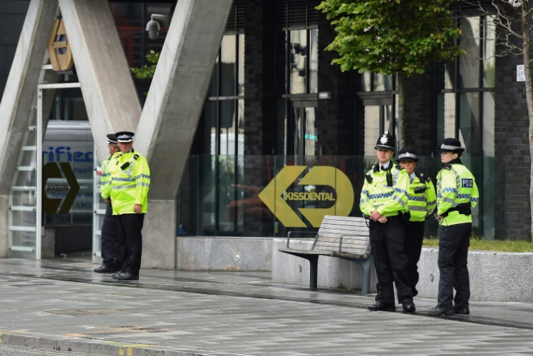 Des policiers montent la garde devant le tribunal d'instance de Liverpool, dans le nord-ouest de l'Angleterre, le 30 mai 2025. ( AFP / PETER POWELL )