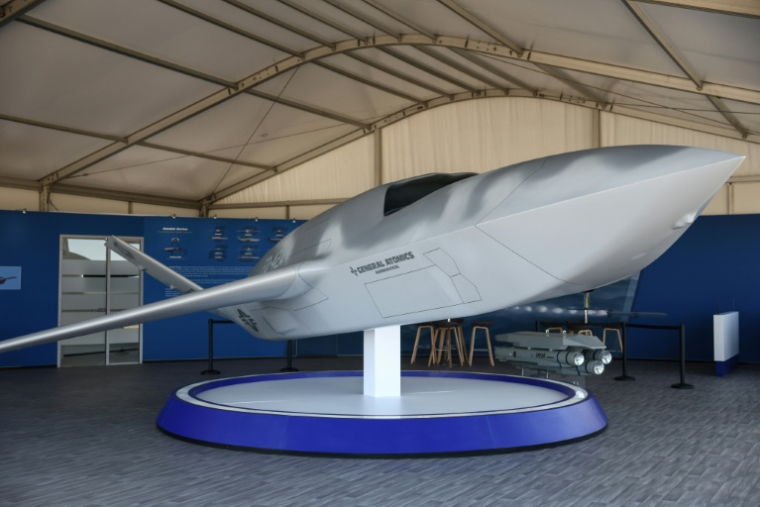 Un drone de combat General Atomics FQ-42A lors de la journée d'ouverture du salon aéronautique international de Farnborough, au sud-ouest de Londres, le 20 juillet 2026 ( AFP / Toby Shepheard )