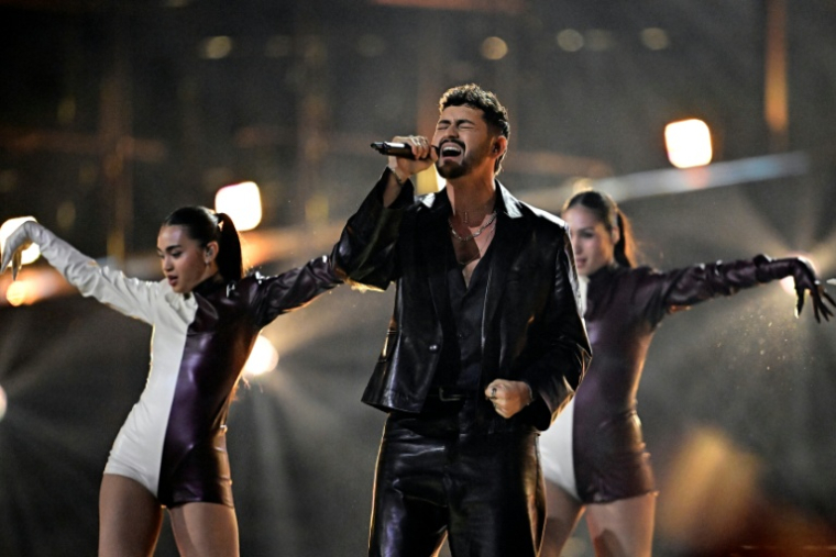 Le chanteur Noam Bettan, qui représente Israël, lors de la demi-finale de l'Eurovision à Vienne le 12 mai 2026. ( AFP / Tobias SCHWARZ )