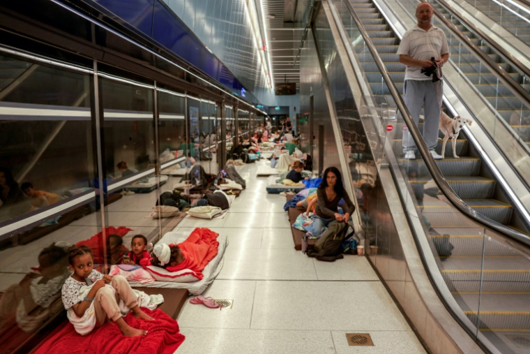 Des gens s'abritent pour la nuit dans une station de métro de la ville de Ramat Gan, près de Tel Aviv, le 17 juin 2025 ( AFP / Menahem Kahana )