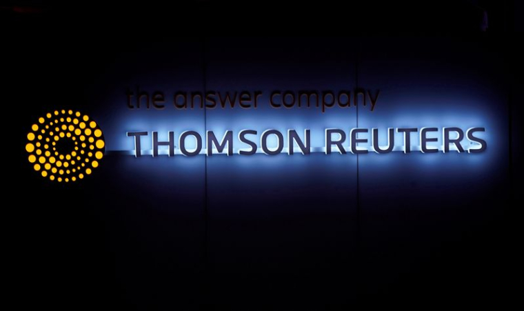 Un logo Thomson Reuters est photographié sur un bâtiment lors de la réunion annuelle du Forum économique mondial (WEF) à Davos