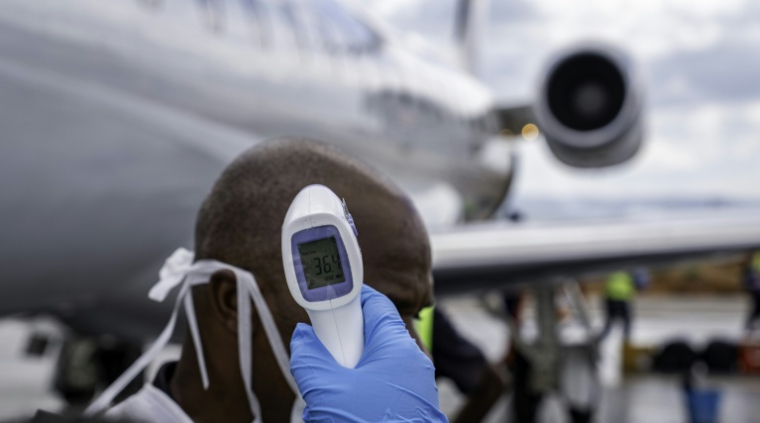 Un agent de santé contrôle la température d'un passager à l'aéroport de Bunia, lors de l'épidémie d'Ebola, le 3 juin 2026 dans l'est de la RDC ( AFP / GLODY MURHABAZI )