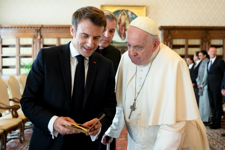 Emmanuel Macron et le pape François au Vatican, le 24 octobre 2022. ( VATICAN MEDIA / - )