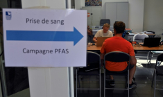 Au cours d'une campagne de détection de PFAS dans les corps humains, à Braine-le-Château, en Belgique, le 19 juin 2025 ( AFP / Nicolas TUCAT )