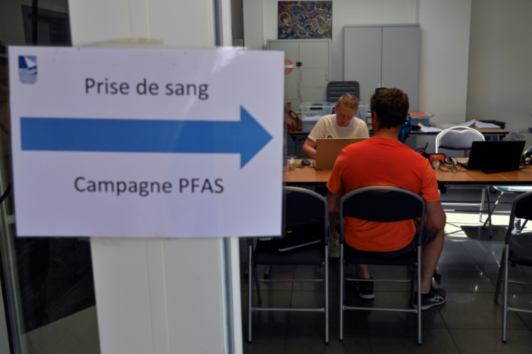 Au cours d'une campagne de détection de PFAS dans les corps humains, à Braine-le-Château, en Belgique, le 19 juin 2025 ( AFP / Nicolas TUCAT )