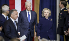 L'ex-président américain Bill Clinton, et son épouse, l'ancienne cheffe de la diplomatie américaine Hillary Clinton, à Washington, le 20 janvier 2025  ( POOL / Shawn THEW )