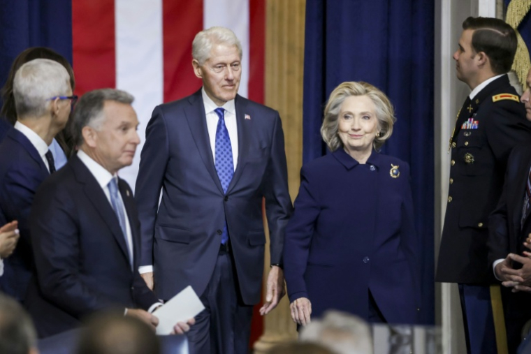 L'ex-président américain Bill Clinton, et son épouse, l'ancienne cheffe de la diplomatie américaine Hillary Clinton, à Washington, le 20 janvier 2025  ( POOL / Shawn THEW )