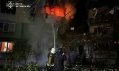 Photo publiée par le service d'urgence ukrainien, le 22 octobre 2025, de sauveteurs ukrainiens luttant contre un incendie dans un immeuble résidentiel après une frappe aérienne russe à Zaporijjia ( Service d'urgence ukrainien / Handout )