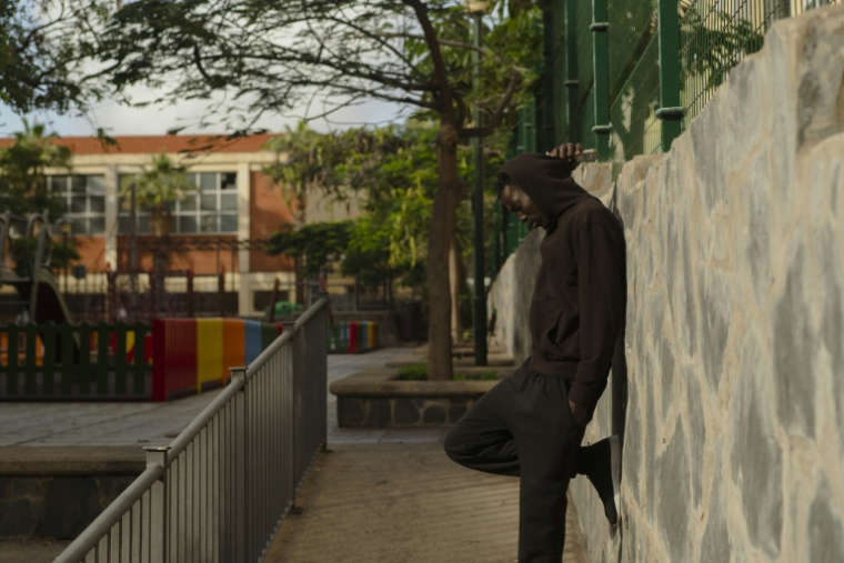 Le migrant sénégalais Ousmane Ly à Las Palmas, le 19 janvier 2026, peu après son arrivée aux Canaries après plusieurs jours en mer dans une embarcation partie des côtes gambiennes ( AFP / MICHELE CATTANI )