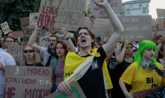 Des manifestants crient des slogans et brandissent des pancartes lors d'une manifestation contre une loi qui supprime l'indépendance des agences de lutte contre la corruption NABU et SAPO, à Kiev, le 24 juillet 2025 ( AFP / Tetiana DZHAFAROVA )