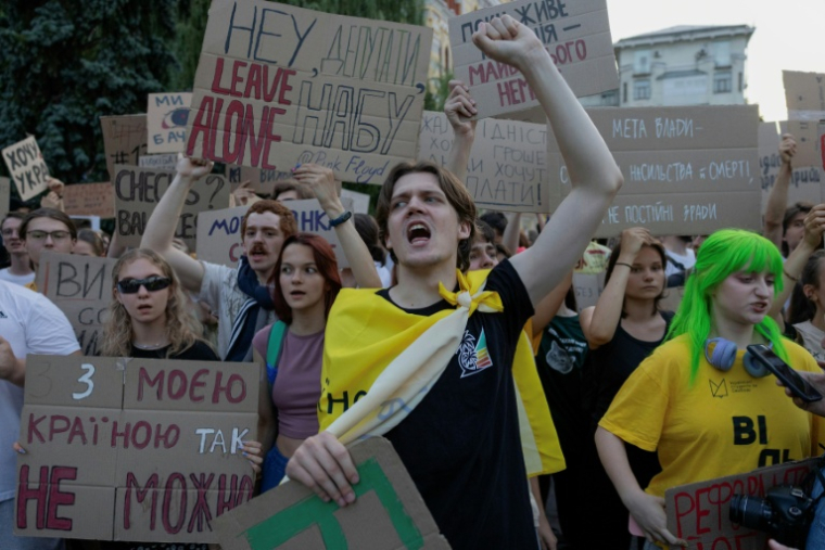 Des manifestants crient des slogans et brandissent des pancartes lors d'une manifestation contre une loi qui supprime l'indépendance des agences de lutte contre la corruption NABU et SAPO, à Kiev, le 24 juillet 2025 ( AFP / Tetiana DZHAFAROVA )
