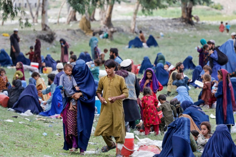 Des villageois installés dans un champ après un tremblement de terre dans la province de Kounar, le 3 septembre 2025 en Afghanistan ( AFP / - )