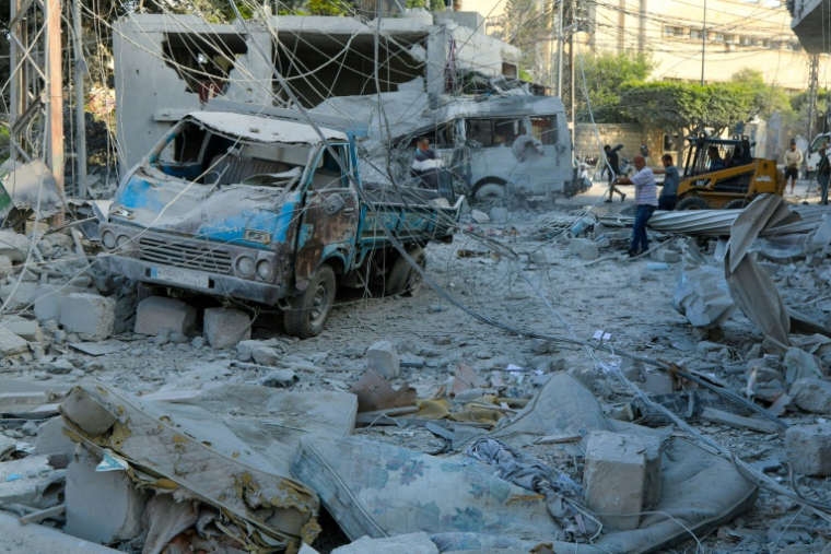 Des ouvriers déblaient des décombres au lendemain de frappes aériennes israéliennes à Tyr, dans le sud du Liban, le 8 juin 2026 ( AFP / KAWNAT HAJU )