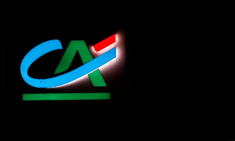 Un logo du Crédit Agricole est visible devant une agence à Vertou, près de Nantes