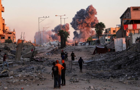 De la fumée s'élève à la suite d'une frappe israélienne lors d'une opération militaire dans la ville de Gaza