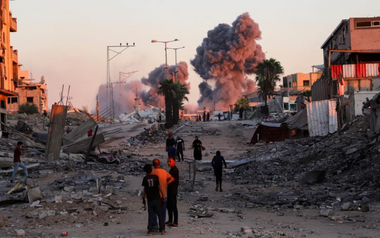 De la fumée s'élève à la suite d'une frappe israélienne lors d'une opération militaire dans la ville de Gaza