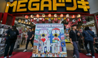 L'entrée d'un magasin du détaillant discount japonais Don Quijote, dans le quartier de Shibuya à Tokyo, le 21 avril 2025 ( AFP / Richard A. Brooks )