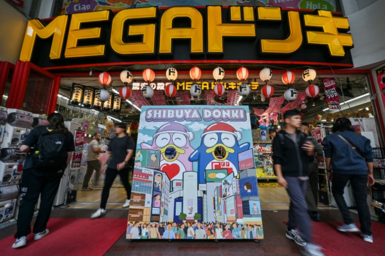 L'entrée d'un magasin du détaillant discount japonais Don Quijote, dans le quartier de Shibuya à Tokyo, le 21 avril 2025 ( AFP / Richard A. Brooks )