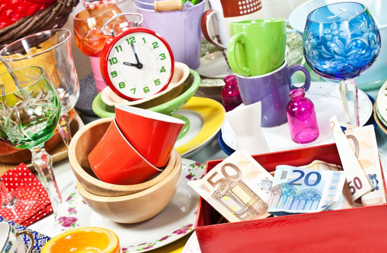 Crédits photo : Adobe / Stand de brocante avec objets d'occasion et argent obtenu de la vente
