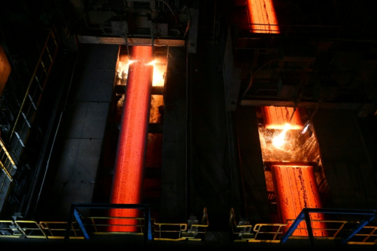 Une chaîne de production d'acier de l'usine ArcelorMittaLe à Fos-sur-Mer, le 22 février 2023 dans les Bouches-du-Rhône ( AFP / Christophe SIMON )