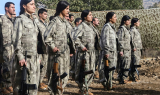 Combattants du PKK lors d'une cérémonie à Kandil, dans le nord de l'Irak, le 26 octobre 2025 ( AFP / Shwan MOHAMMED )