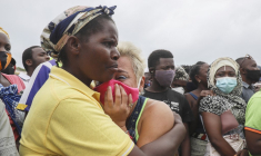 Au port de Pemba, au Mozambique, le 1er avril 2021. Des familles attendent l'arrivée de leurs proches, évacués par bateau après l'attaque sanglante à Palma.  ( AFP / ALFREDO ZUNIGA )