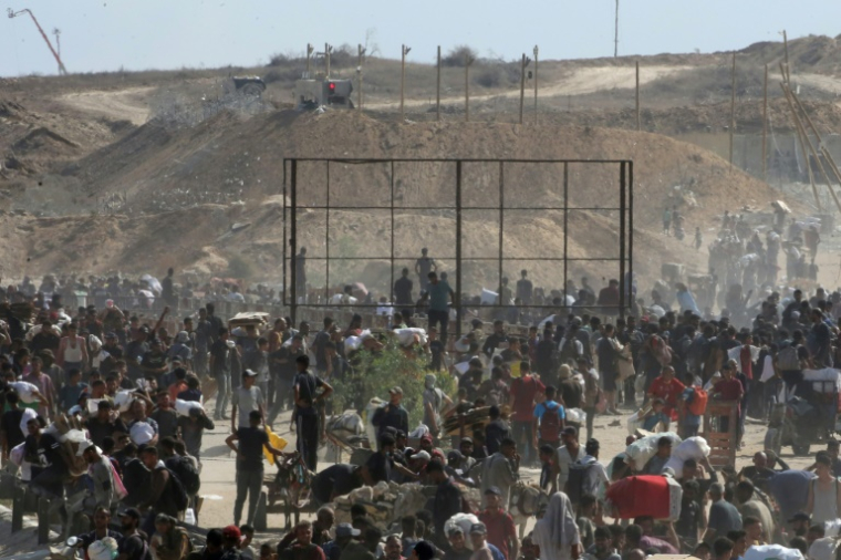 Des Palestiniens se rassemblent pour recevoir de l'aide à un point de distribution dans le centre de la bande de Gaza, le 30 juillet 2025 ( AFP / Eyad BABA )