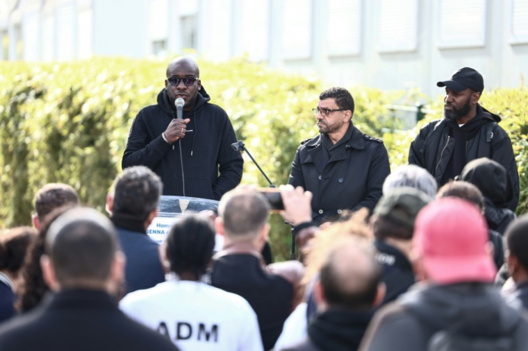 Le frère de Bouna, Siyakha (g), prononce un discours lors d'une cérémonie marquant le 20e anniversaire de la mort des adolescents Zyed Benna et Bouna Traoré à Clichy-sous-Bois, le 27 octobre 2025 en Seine-Saint-Denis ( AFP / Thibaud MORITZ )