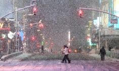 Chute de neige sur Times Square à New York le 22 février 2026  ( AFP / CHARLY TRIBALLEAU )