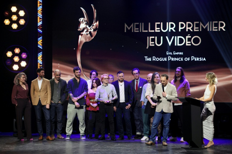 Les membres de l'équipe du studio de développement de jeux vidéo français Evil Empire reçoivent le prix du meilleur premier jeu vidéo pour "The Rogue Prince of Persia" lors de la 7e édition des Pegases, le 5 mars 2026 à Paris ( AFP / Dimitar DILKOFF )