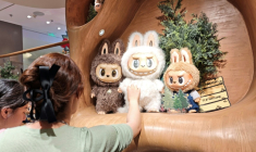 Des clients regardent des poupées Labubu dans un magasin Pop Mart à Shanghai, le 11 juin 2025 ( AFP / STR )