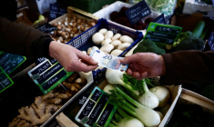 Un client dans un marché local à Nantes