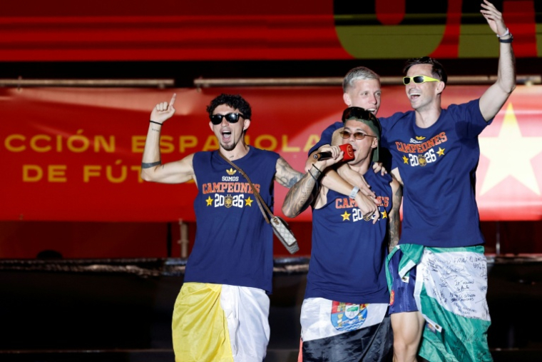 Les joueurs espagnols chantent avec leurs supporters, place de la fontaine de Cibeles à Madrid, le 20 juillet 2026 ( AFP / Oscar DEL POZO )