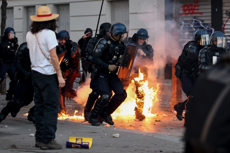 Un gendarme mobile est en proie aux flammes après avoir été atteint par un cocktail Molotov lors d’une charge contre des manifestants à Paris, le 31 octobre 2026 ( AFP / Sameer AL-DOUMY )