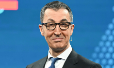 Cem Özdemir, chef de file des Verts, sourit avant le début d'un débat télévisé à Stuttgart, dans le sud de l’Allemagne, le 24 février 2026 ( AFP / THOMAS KIENZLE )