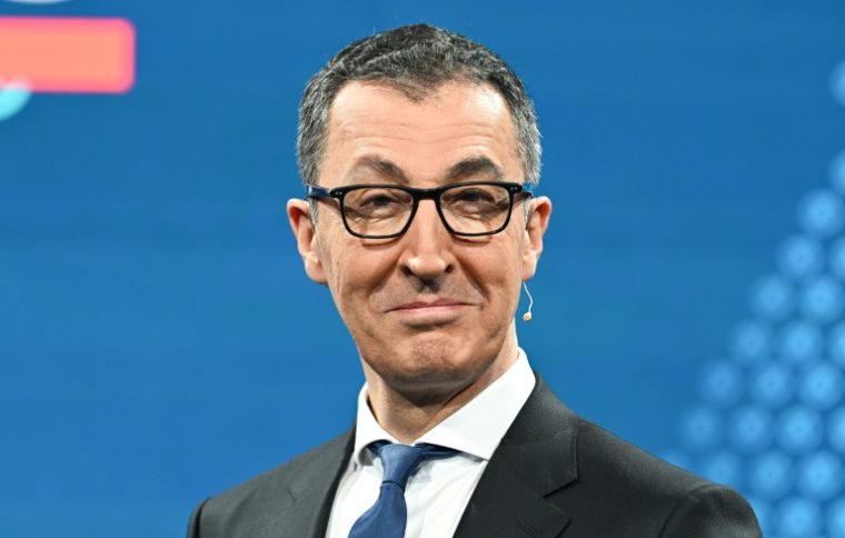 Cem Özdemir, chef de file des Verts, sourit avant le début d'un débat télévisé à Stuttgart, dans le sud de l’Allemagne, le 24 février 2026 ( AFP / THOMAS KIENZLE )