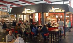 Des gens mangent dans une halle de marché dans le centre-ville de Hanovre