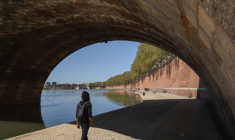 Un passant le long de la Garonne à Toulouse lors d'un pic de chaleur, le 8 avril 2026 ( AFP / Ed JONES )