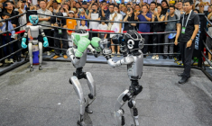 Des visiteurs regardent un combat de boxe entre robots lors de la World AI Conference (WAIC), le 26 juillet 2025 à Shanghai    ( AFP / - )