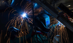 Des ouvriers soudent dans une usine à Columbus, Ohio