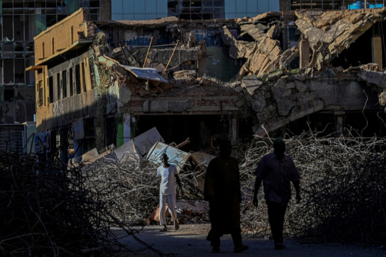 Un homme au milieu d'immeubles en ruines, à Khartoum, le 16 avril 2026 ( AFP / Khaled DESOUKI )